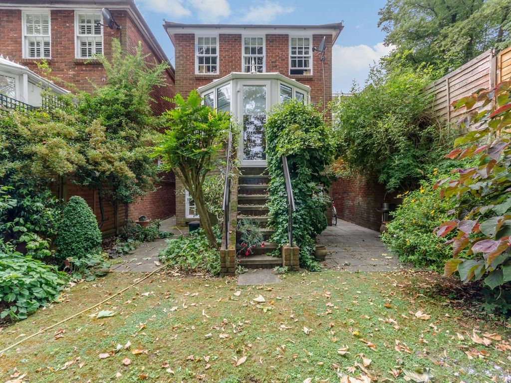 4 bed property to rent in South Norwood Hill, South Norwood, London