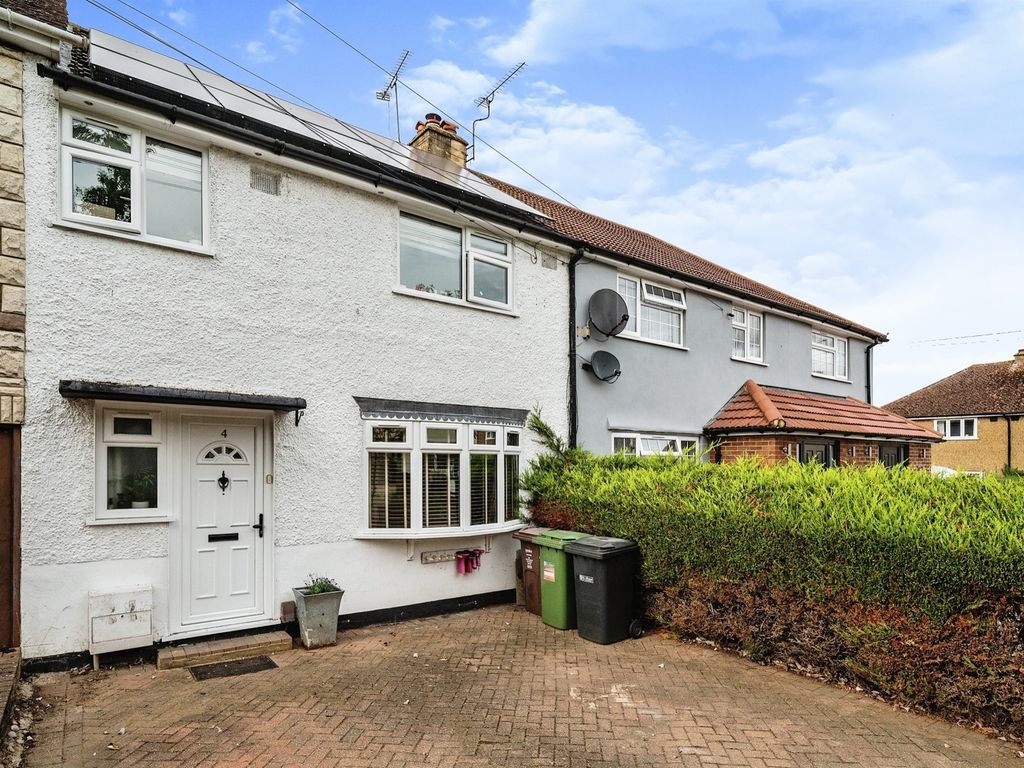 3 bed property to rent in Harvey Road, London Colney, St. Albans AL2, £