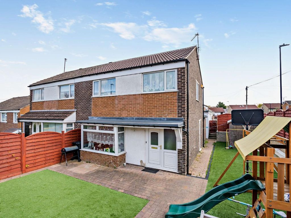 3 bed semidetached house for sale in Burnside Road, Harrogate HG1, £