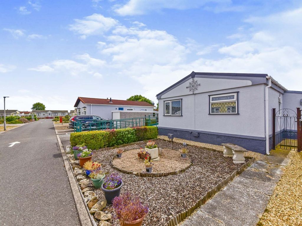 2 bed mobile/park home for sale in Allington Gardens, Allington