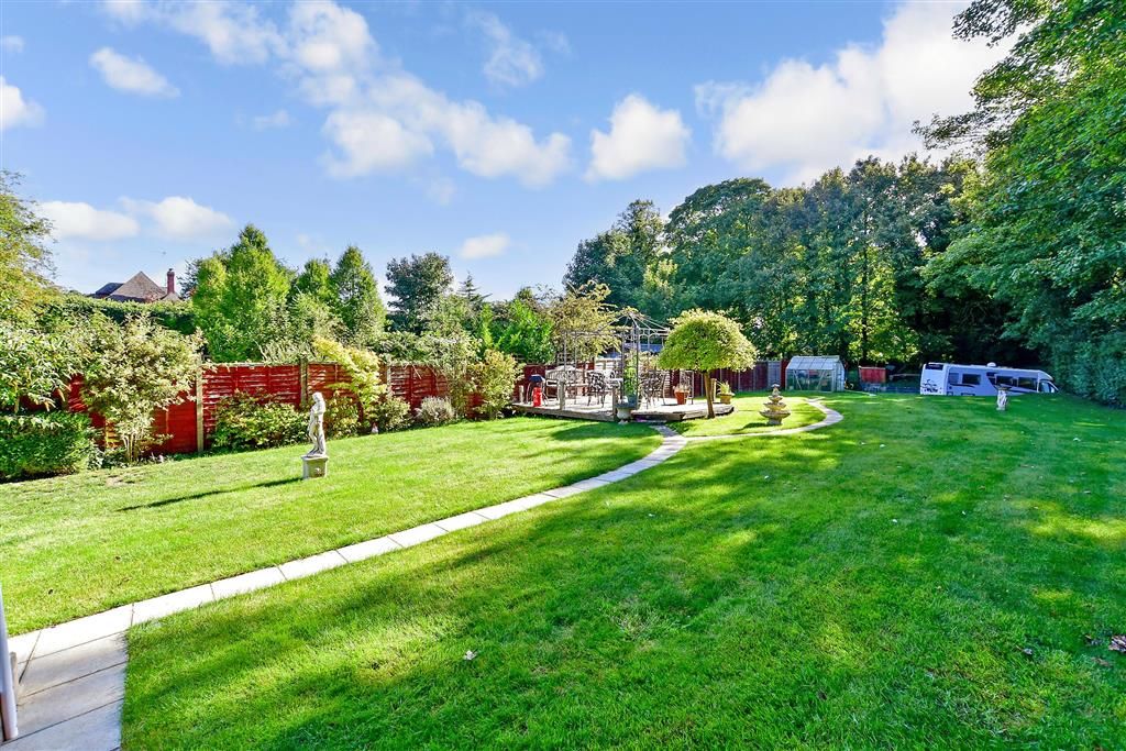 3 bed cottage for sale in Faversham Road, Lenham, Maidstone, Kent ME17