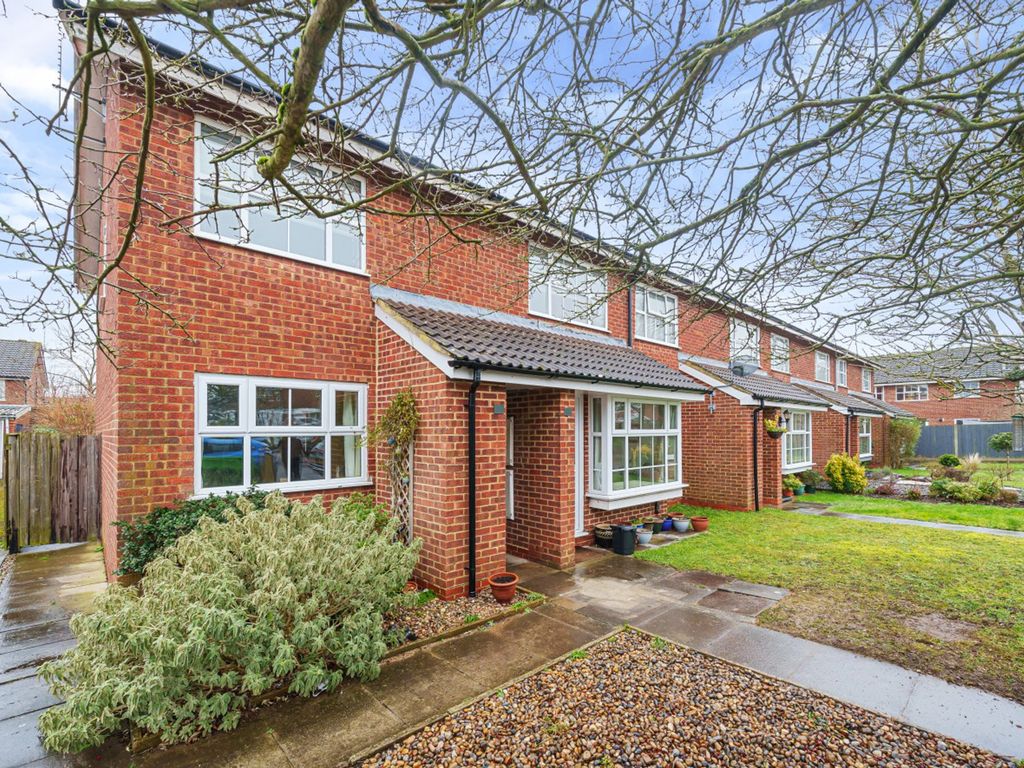 2 bed for sale in Dunbar Drive, Woodley RG5, £250,000 Zoopla