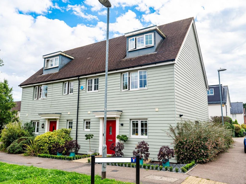 4 bed town house for sale in Saffron Way, Little Canfield, Dunmow, Essex CM6, £419,995 Zoopla