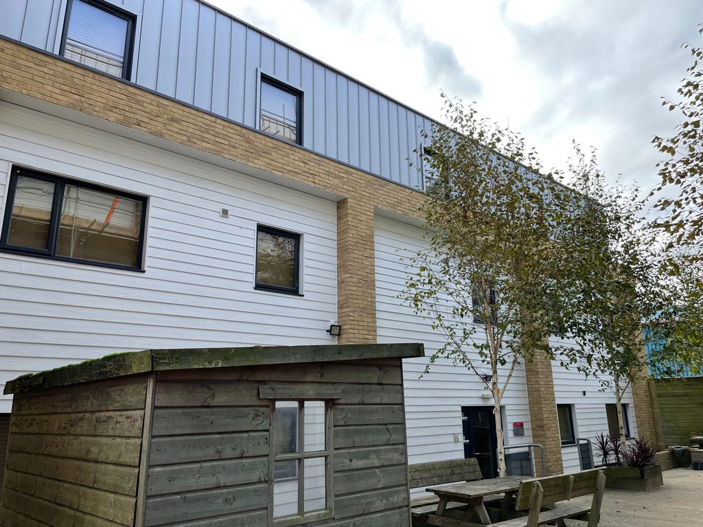 2 bed flat to rent in Balfour House, Winnall Close, Winchester