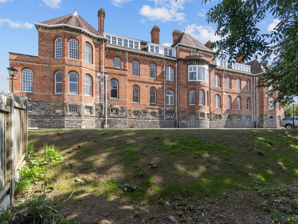 2 bed flat for sale in Apsley Road, Mutley, Plymouth, Devon PL4, £