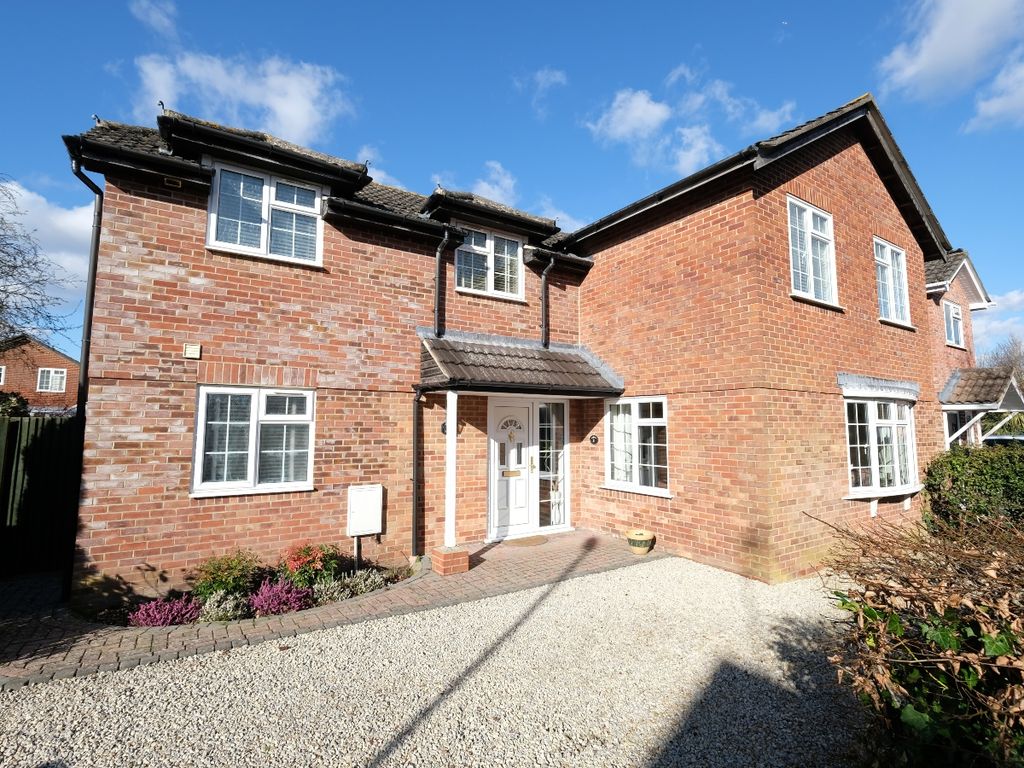 4 bed link detached house for sale in Malthouse Gardens, Marchwood SO40
