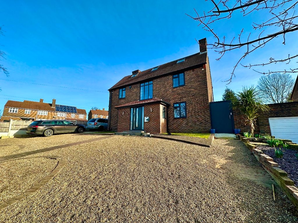 4 bed detached house for sale in Priory Road, Romford RM3, £800,000