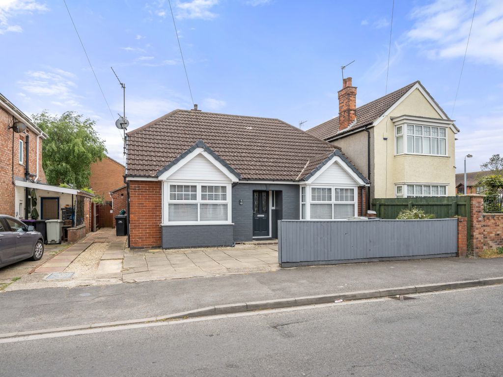 4 bed bungalow for sale in Lyndhurst Avenue, Skegness PE25, £295,000 Zoopla