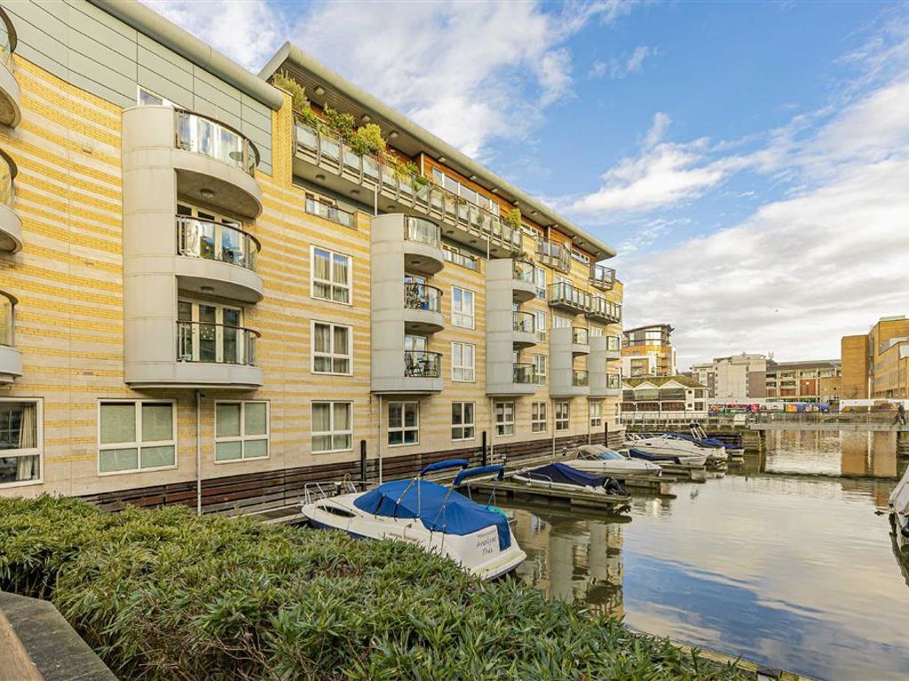 2 bed flat to rent in Marina Place, Hampton Wick, Kingston Upon Thames