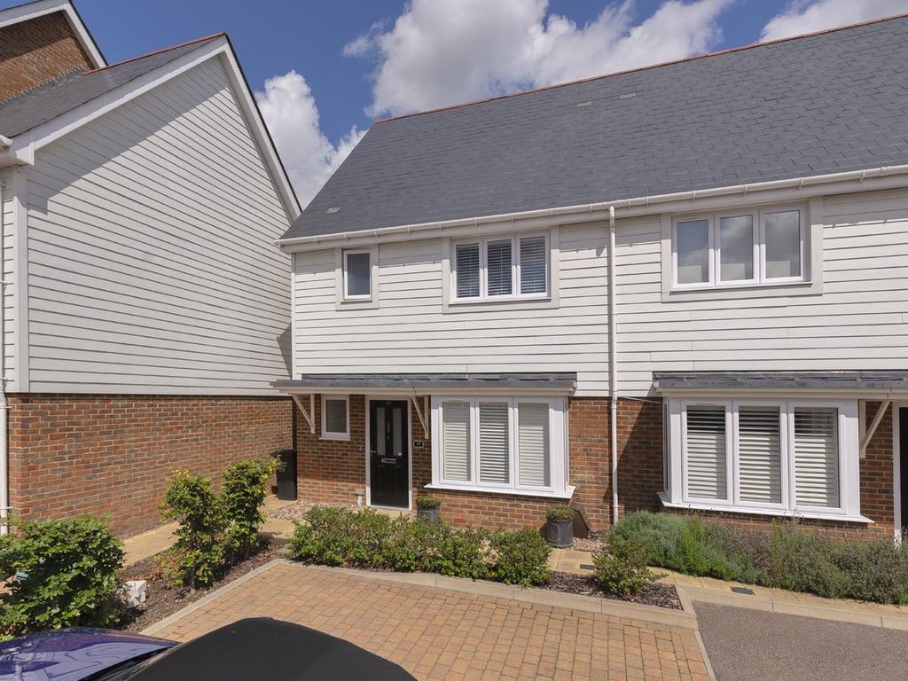 3 bed end terrace house for sale in Amisse Drive, Snodland ME6, £