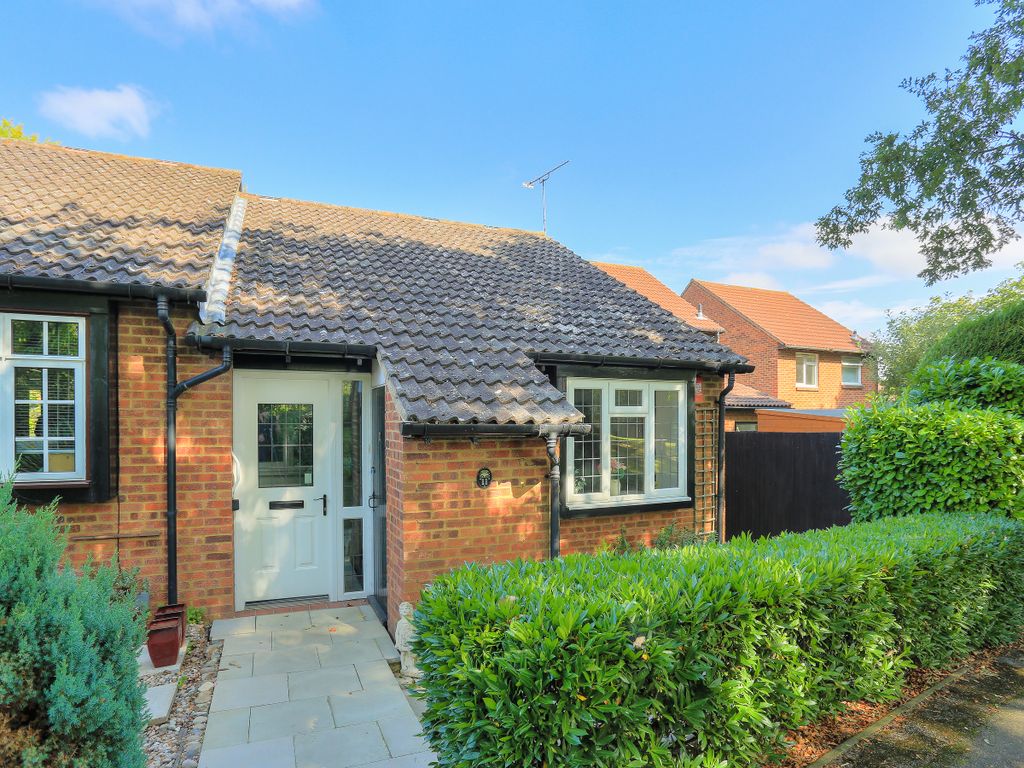 2 bed bungalow to rent in Ripon Way, St Albans, Herts AL4, £1,550 pcm