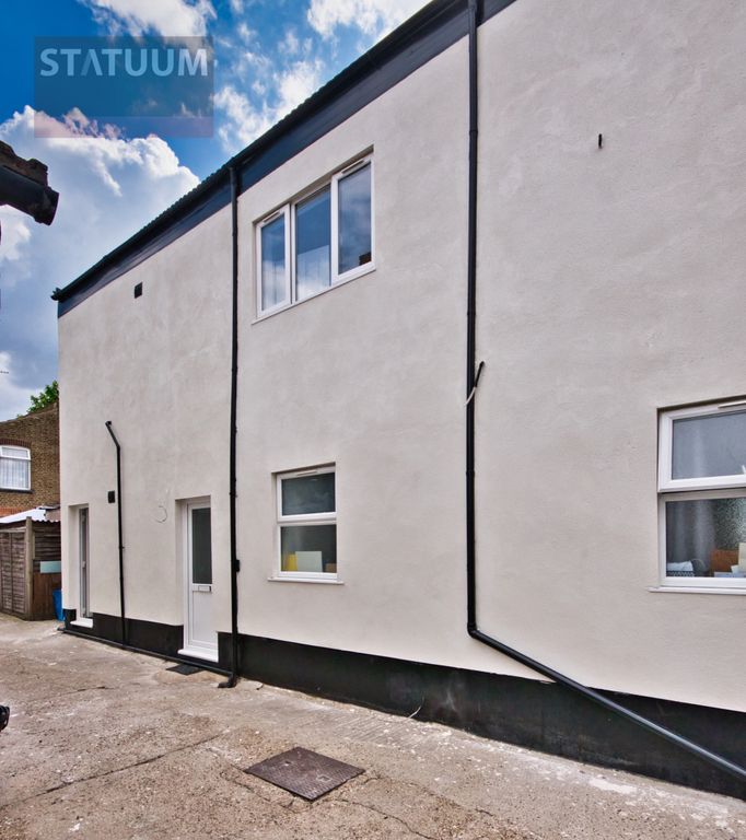 2 bed flat to rent in Chingford Mount Road, Chingford, London E4, £