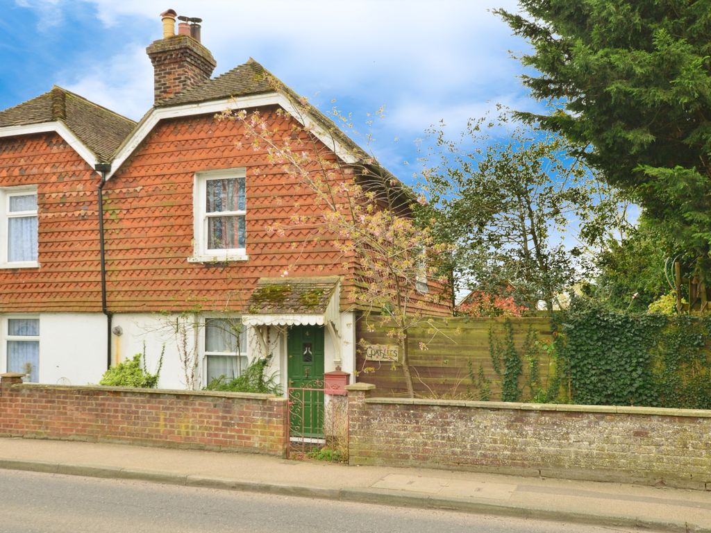 3 bed semidetached house for sale in Faversham Road, Ashford TN25, £