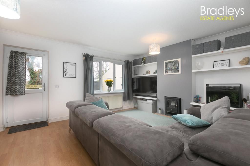 3 bed semidetached house for sale in Gwel Lewern, Eastern Green