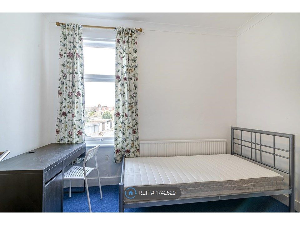 Room to rent in Balfour Road, Ilford IG1 Zoopla