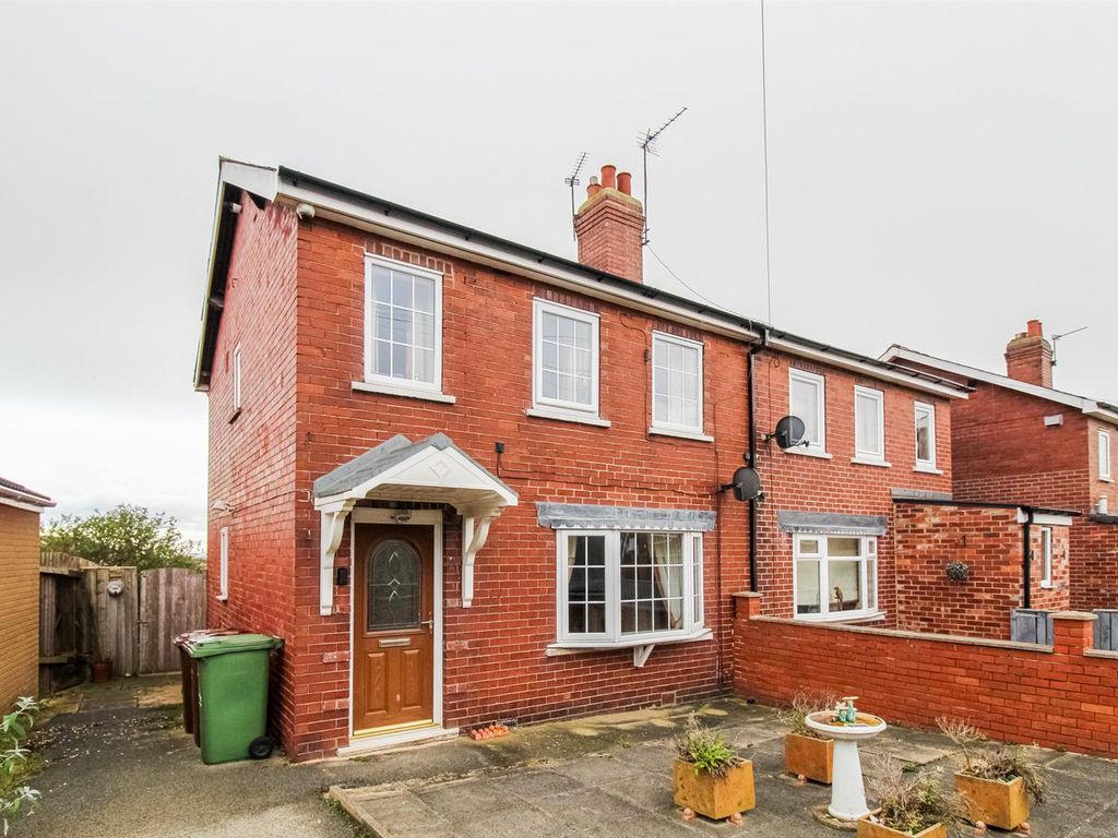 3 bed semidetached house for sale in Highfield Road, Netherton