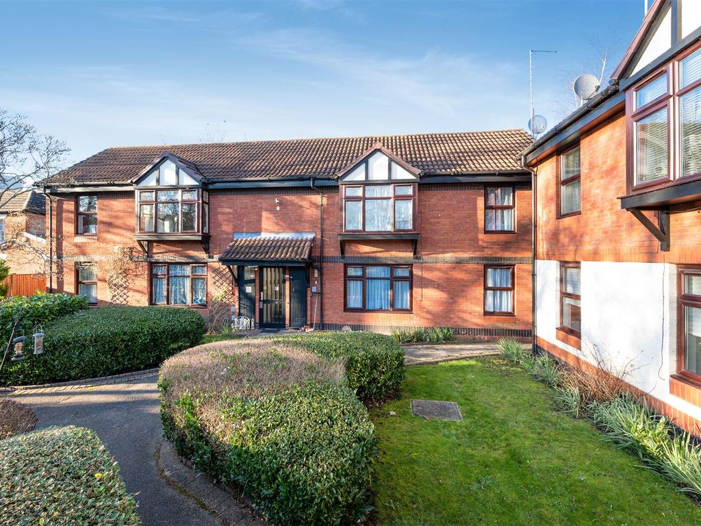 1 bed flat for sale in Prospect Place, Epsom KT17, £105,000 Zoopla