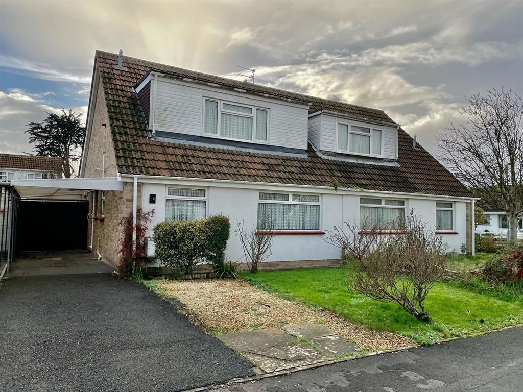 4 bed semidetached bungalow for sale in Hillsborough Gardens, Burnham