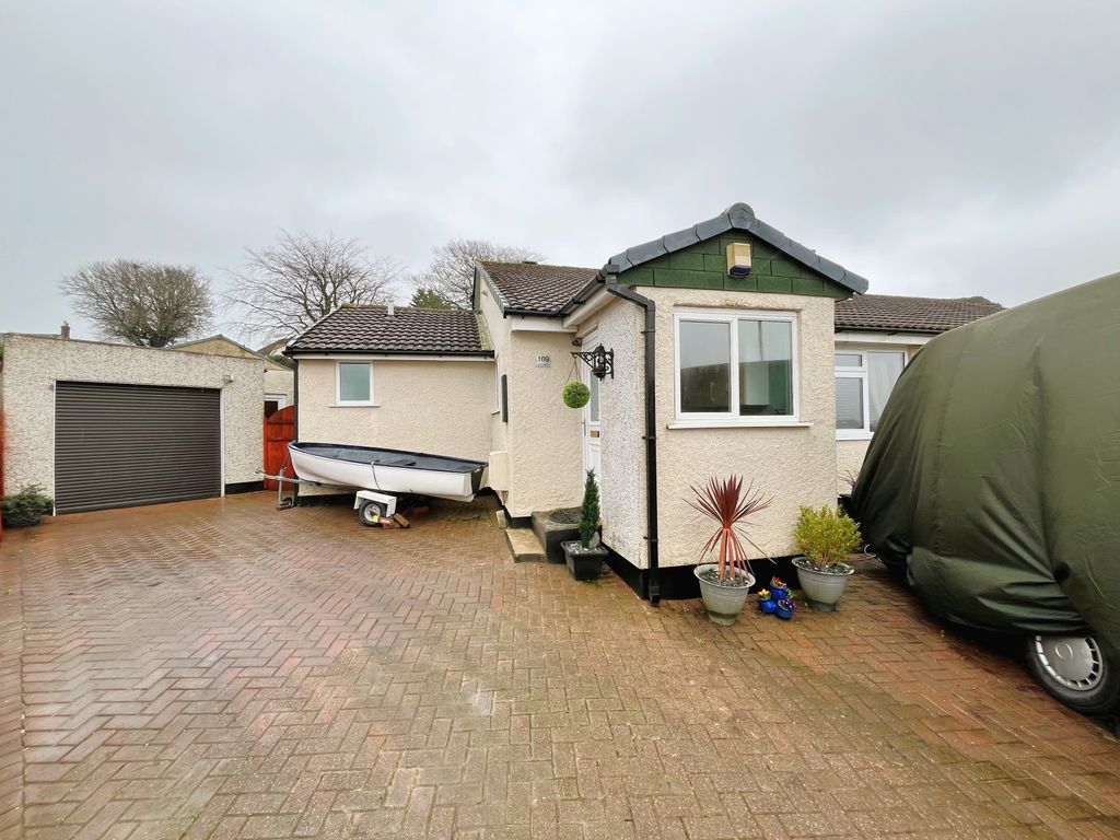 4 bed semidetached bungalow for sale in Broadmead, Callington PL17, £