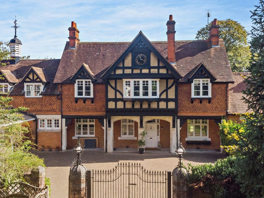 2 bed flat for sale in Kings Yard, Prince Albert Drive, Ascot