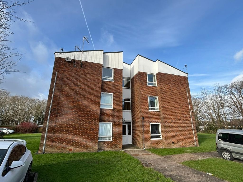 2 bed flat for sale in 36 Longbridge Road, Horley, Surrey RH6, £130,000 Zoopla