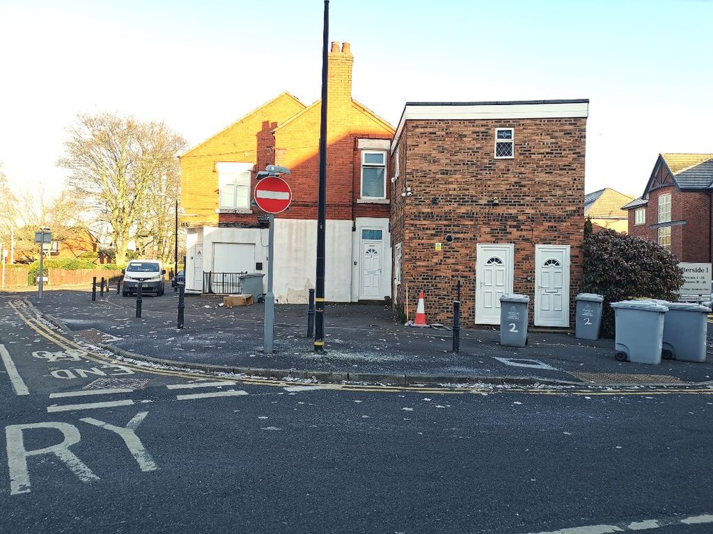 1 bed flat to rent in Harley Road, Sale, Greater Manchester M33, £600