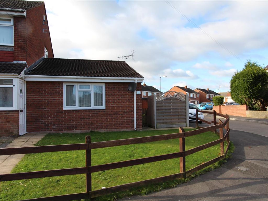 2 bed semidetached bungalow to rent in Swane Road, Stockwood, Bristol