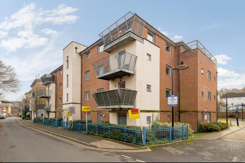 2 bed flat for sale in High Buckinghamshire HP11, £240,000 Zoopla