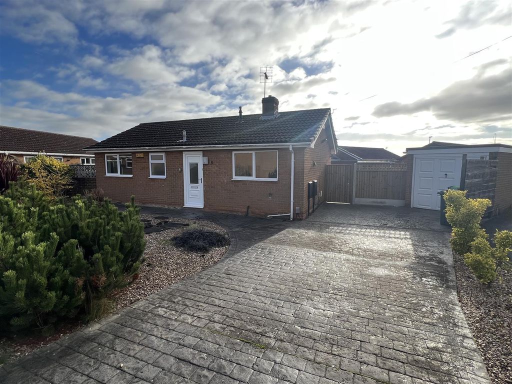 2 bed detached bungalow to rent in Castleton Close, Hucknall, Nottingham NG15, £950 pcm Zoopla