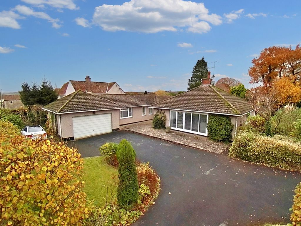 4 bed detached bungalow for sale in Sidcot Lane, North