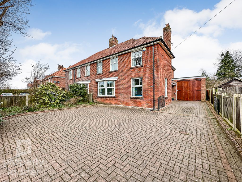 4 bed semidetached house for sale in Cromer Road, Hellesdon, Norwich