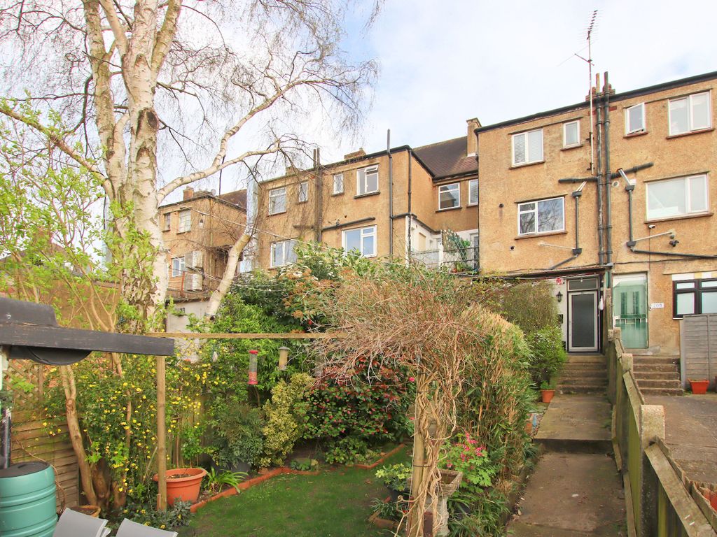 3 bed flat for sale in Addington Road, West Wickham BR4, £270,000 Zoopla