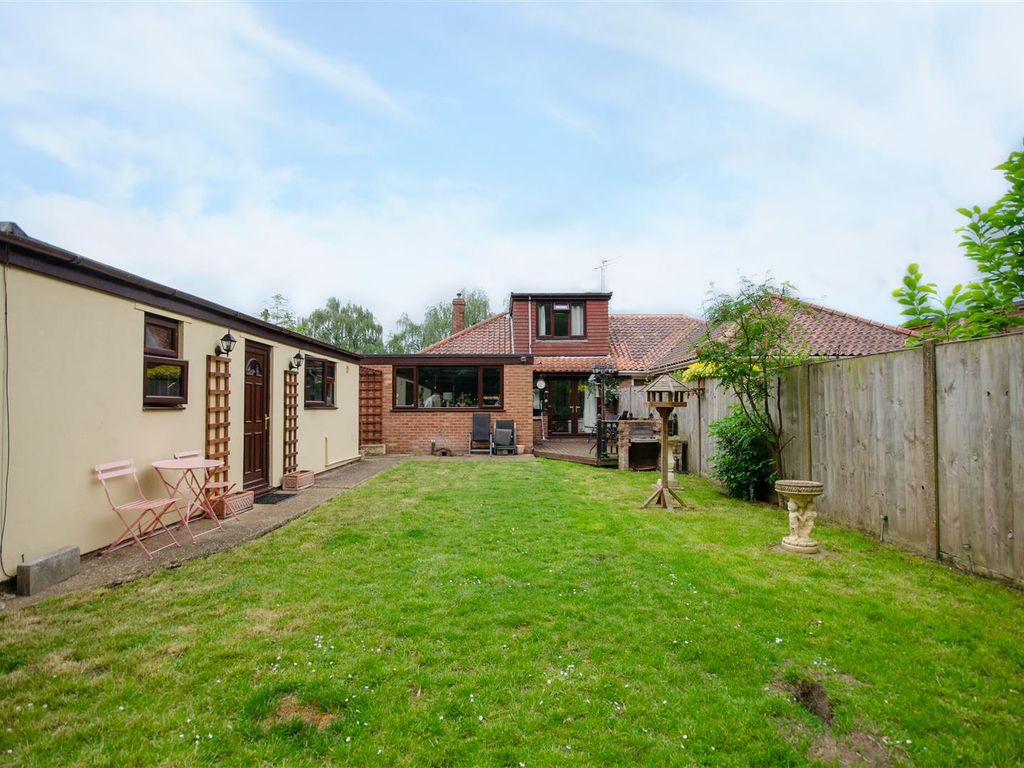4 bed semidetached bungalow for sale in Hercules Road, Hellesdon