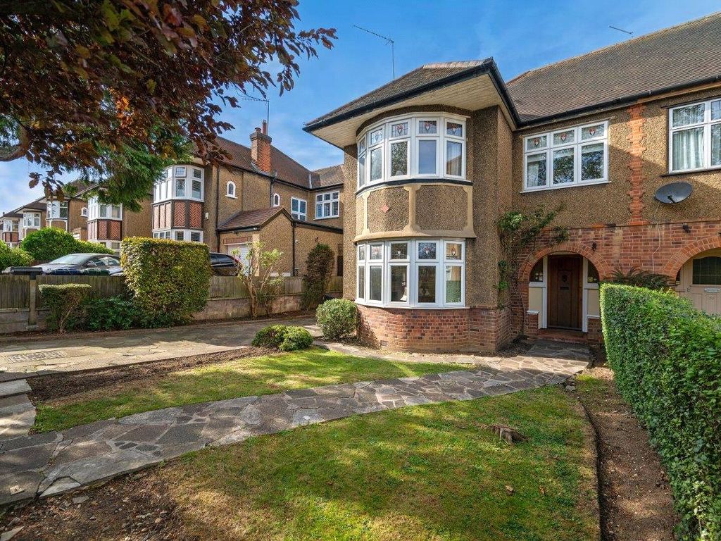 4 bed semidetached house for sale in Lyonsdown Road, New