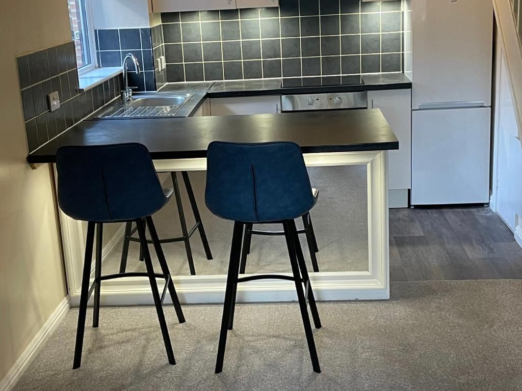 1 bed terraced house for sale in Kingfisher Close, Farnborough GU14