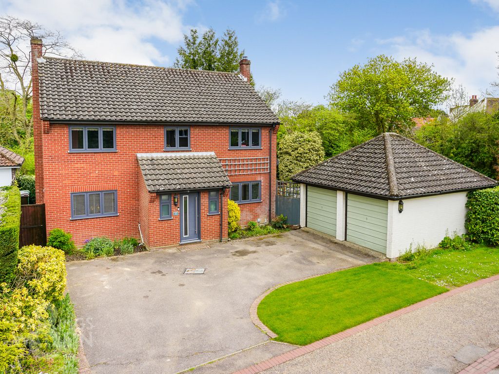 4 bed detached house for sale in Old Rectory Close, Mulbarton, Norwich