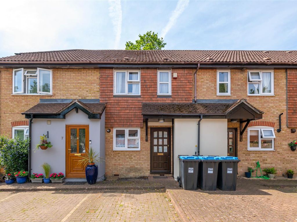 2 bed terraced house to rent in The Woodlands, Smallfield, Horley RH6