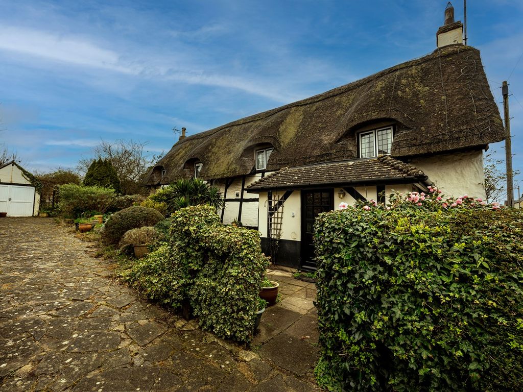 3 bed cottage for sale in Stoke Road, Cleeve, Cheltenham GL52