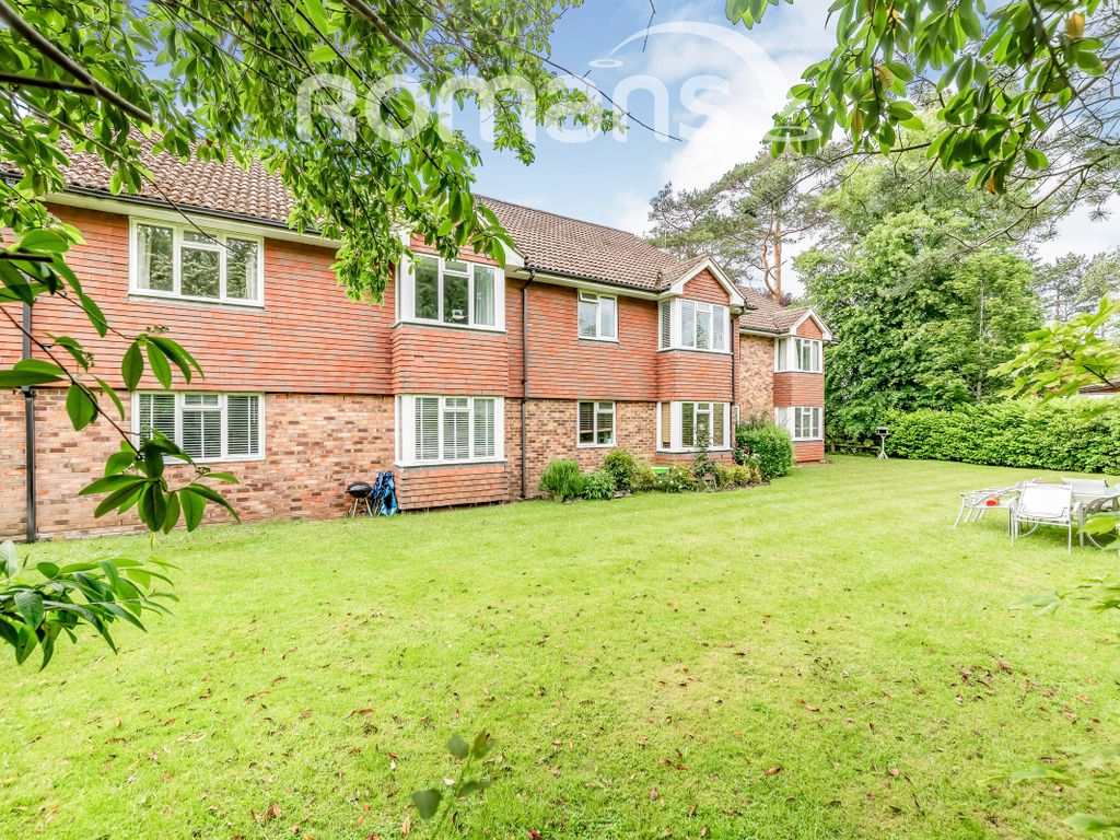 2 bed flat to rent in Trimmers Field, Farnham GU9 Zoopla