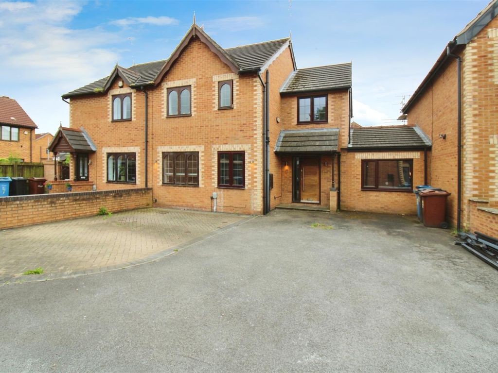 4 bed link detached house for sale in Mallyan Close, Howdale Road, Hull