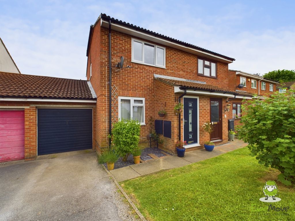 2 bed semidetached house for sale in Mathias Walk, Basingstoke