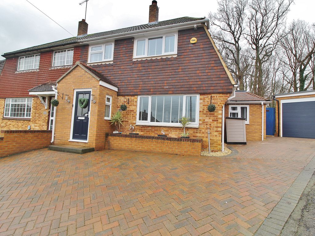 3 bed semidetached house for sale in Milbeck Close, Cowplain