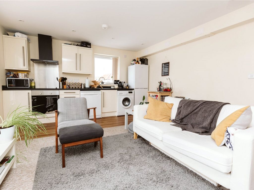 2 bed flat to rent in Kelston Close, Westbury On Trym, Bristol BS10, £
