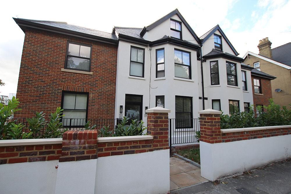 Studio to rent in Priory Avenue, High HP13, £900 pcm Zoopla