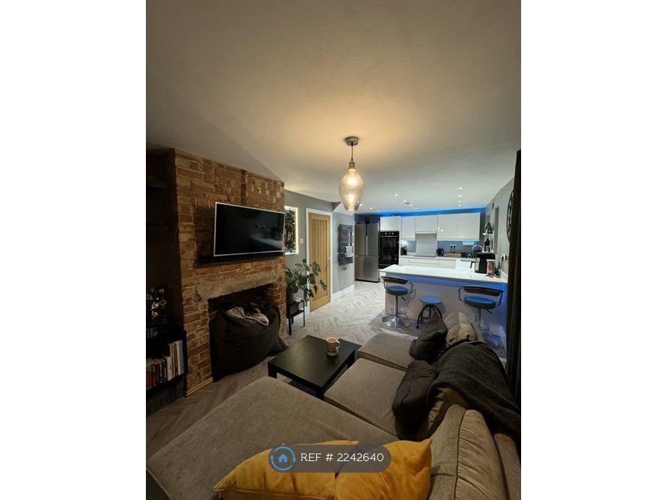 Room to rent in Blenheim Drive, Filton, Bristol BS34, £800 pcm Zoopla