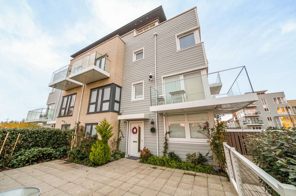 4 bed end terrace house for sale in Champlain Street, Reading