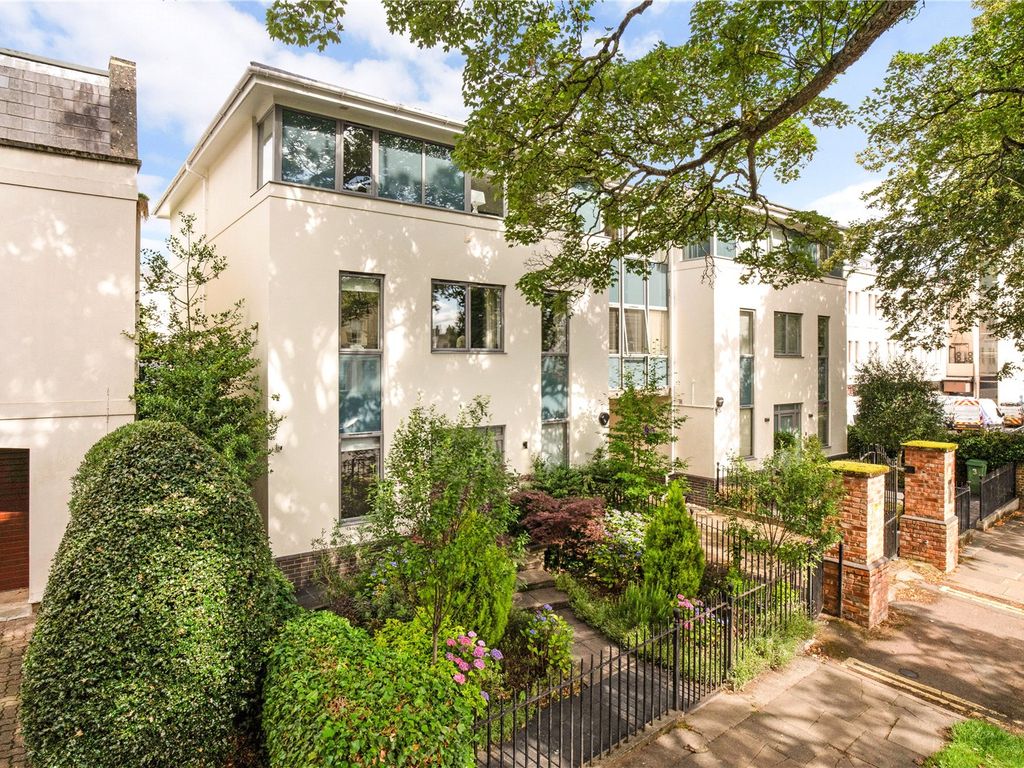 4 bed linkdetached house for sale in Vittoria Walk, Cheltenham