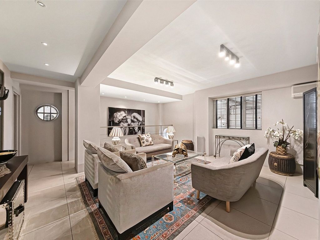 Knightsbridge Court, 12 Sloane Street, Knightsbridge, London SW1X