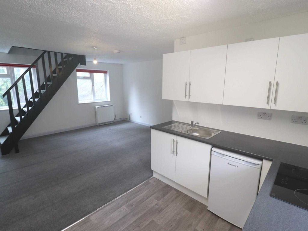 1 bed to rent in Priory Avenue, High HP13, £950 pcm