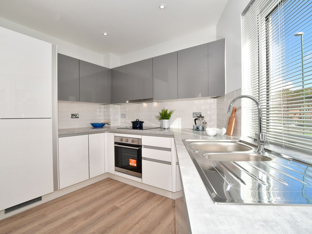 1 bed flat to rent in Station Road, Horsham RH13, £1,300 pcm Zoopla